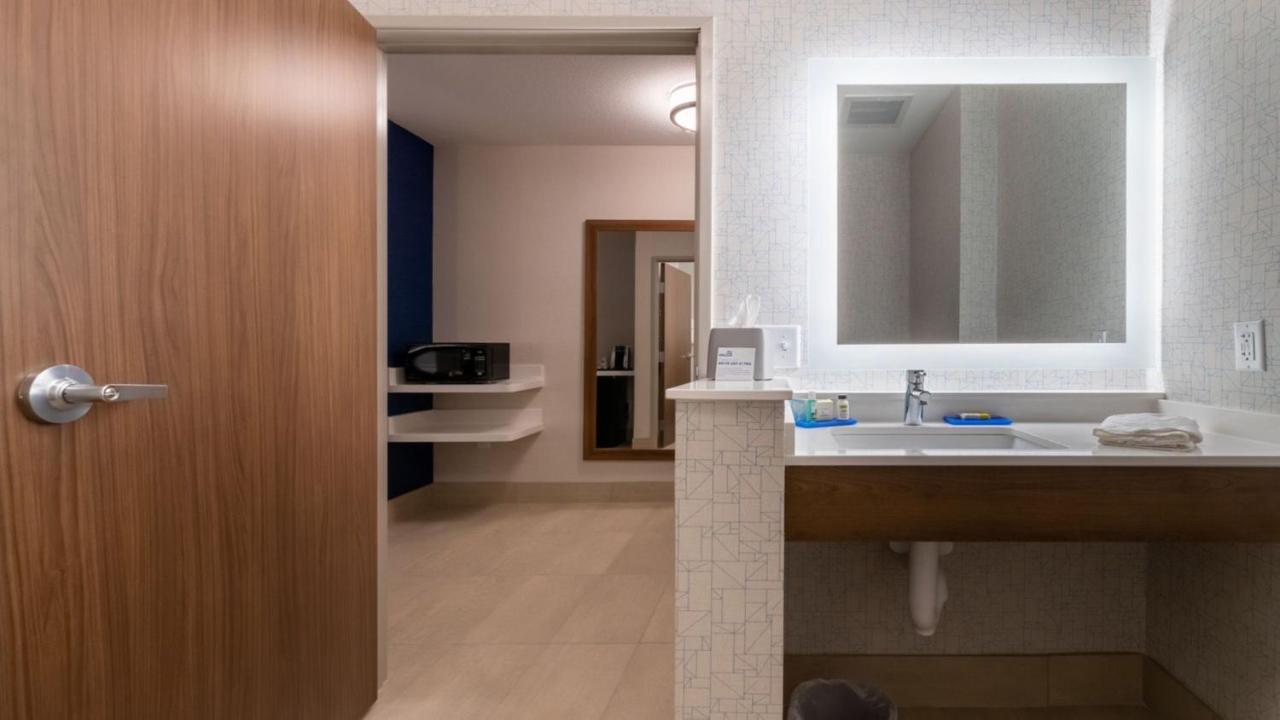 King Room - Mobility Access/Hearing Accessible at Holiday Inn Express & Suites Marion, an IHG Hotel