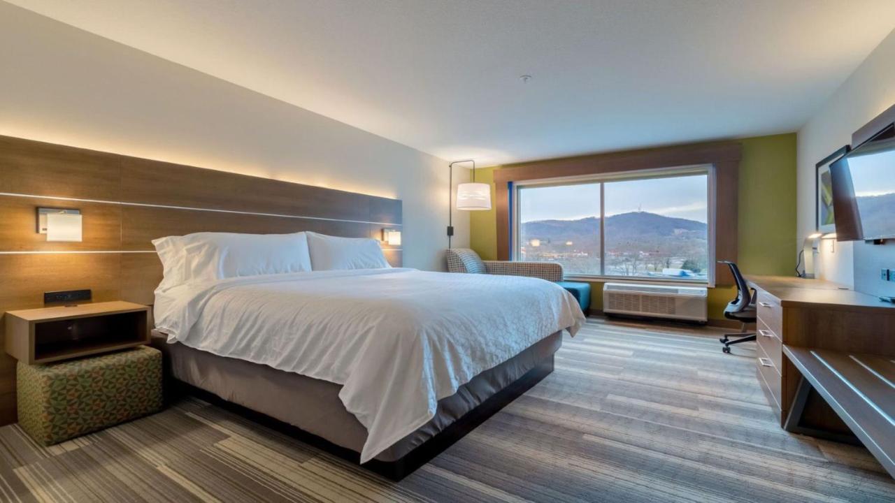 King Room with View - Non-Smoking at Holiday Inn Express & Suites Marion, an IHG Hotel