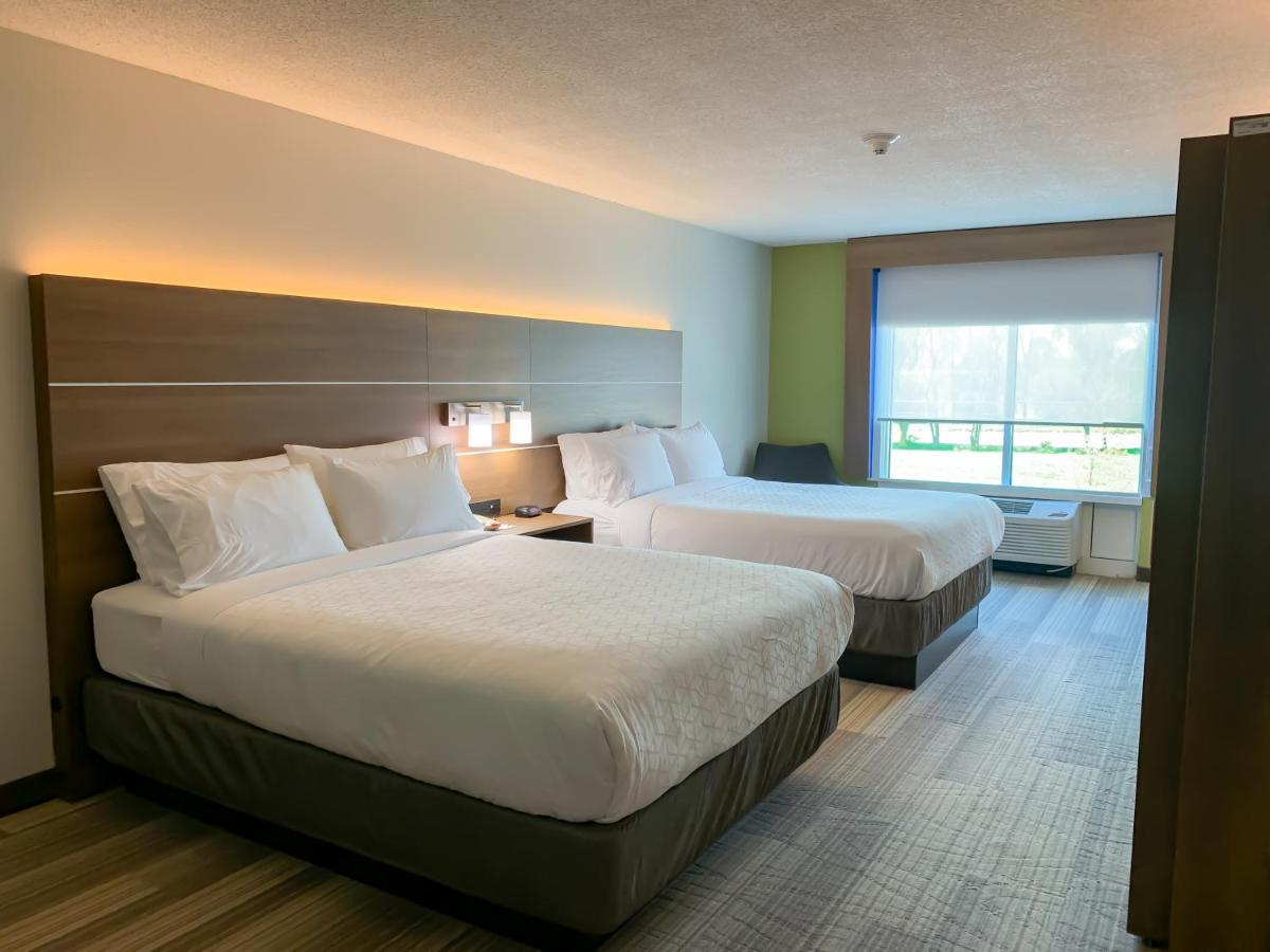 Queen Room with Two Queen Beds at Holiday Inn Express & Suites Lexington Dtwn Area-Keenland by IHG
