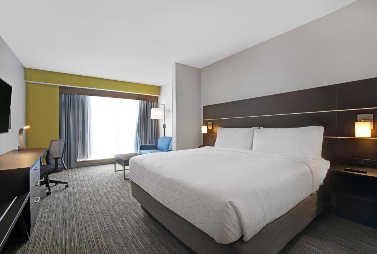 Deluxe King Room at Holiday Inn Express & Suites Milwaukee - Brookfield by IHG