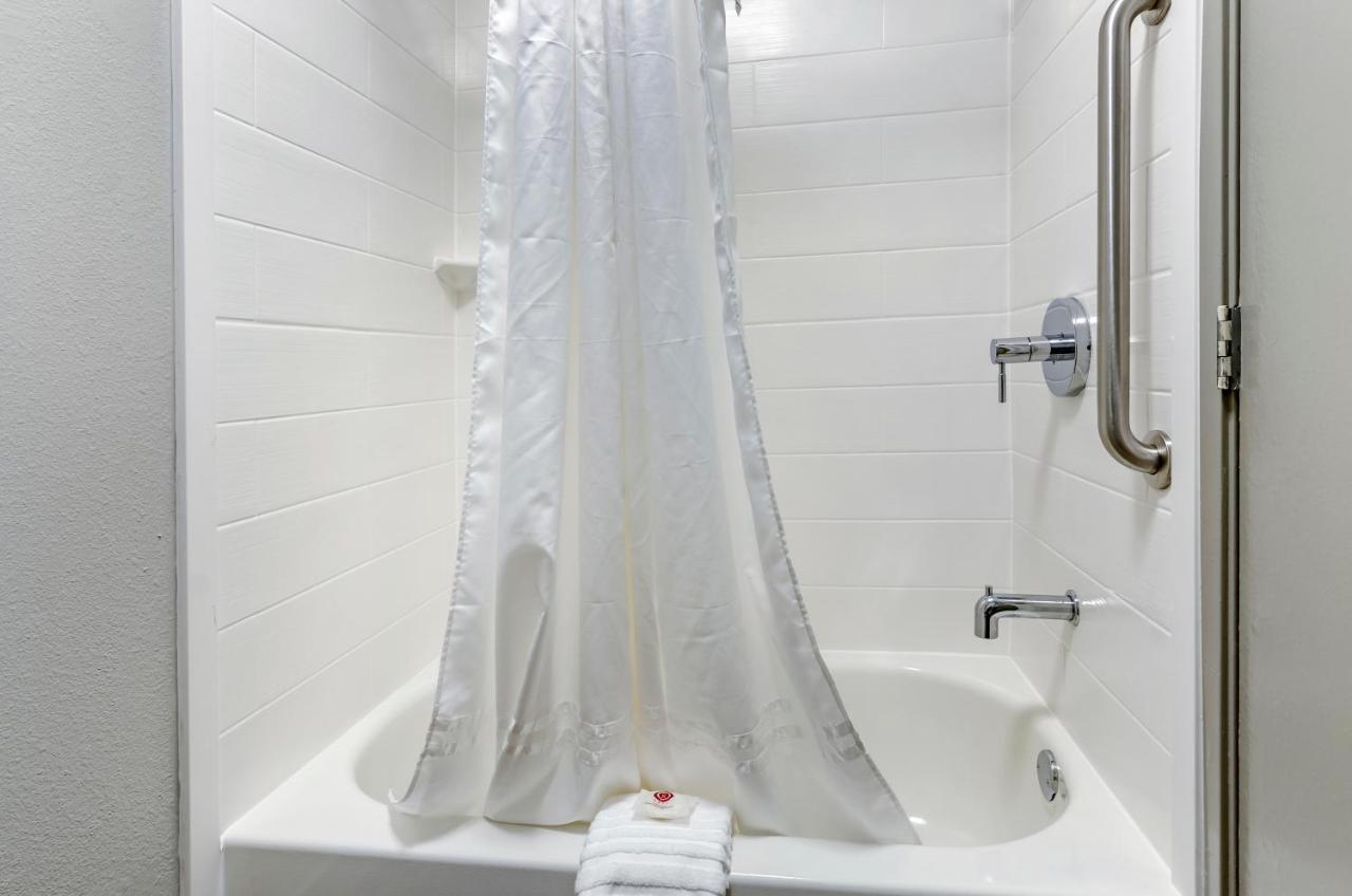 King Room - Accessible/Non-Smoking at Comfort Inn & Suites Troutville - Roanoke North / Daleville