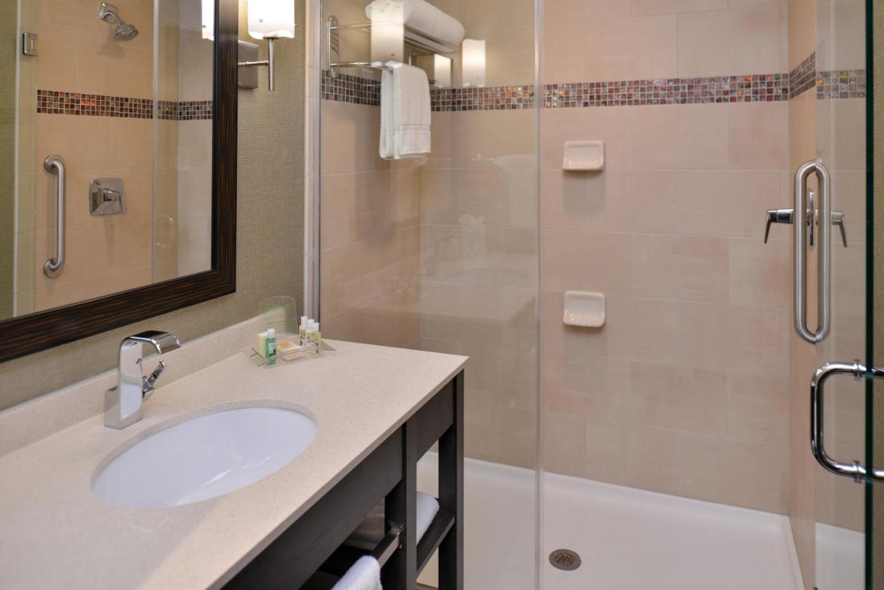 | Crowne Plaza Shenandoah - The Woodlands