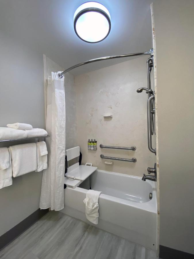 Twin Room - Mobility Access with Bath Tub at Holiday Inn Express & Suites Somerset Central by IHG