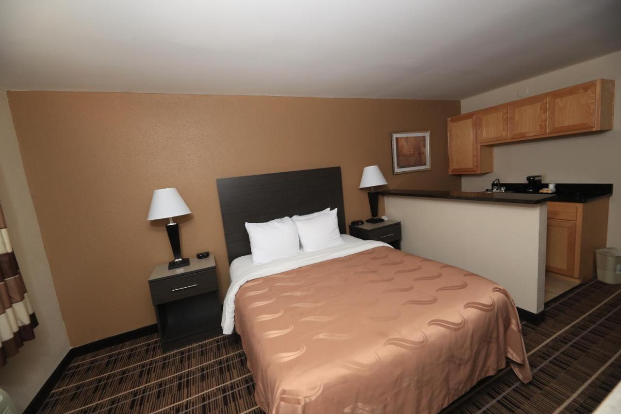 Efficiency One Queen Bed - Non Smoking at Quality Inn DFW Airport North