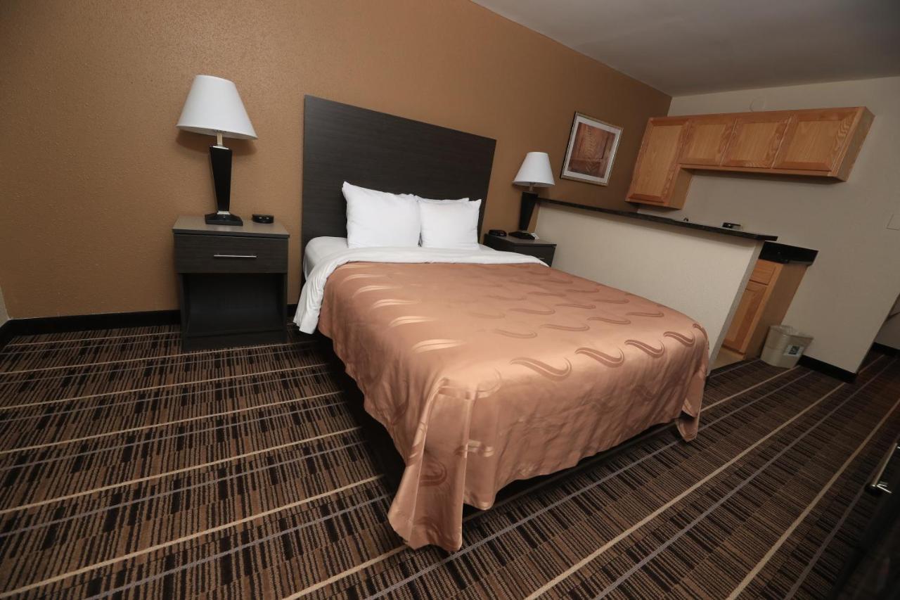Efficiency One Queen Bed - Non Smoking at Quality Inn DFW Airport North