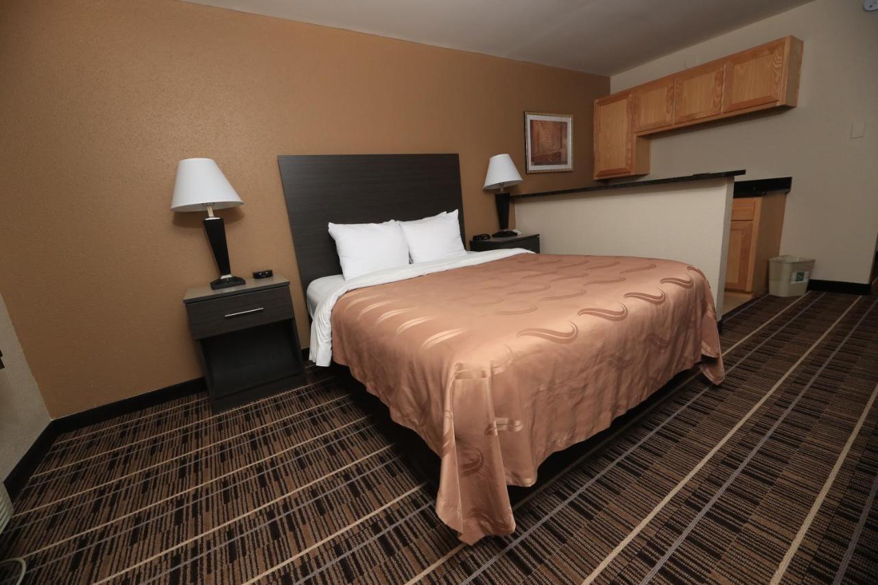 Efficiency One Queen Bed - Non Smoking at Quality Inn DFW Airport North