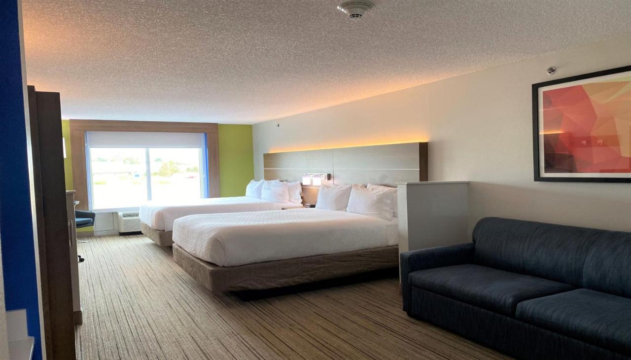 Queen Suite with Two Queen Beds at Holiday Inn Express & Suites Somerset Central by IHG