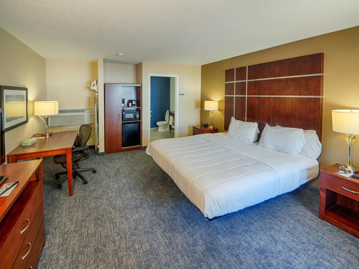 Standard King Room at Cherokee Grand Hotel