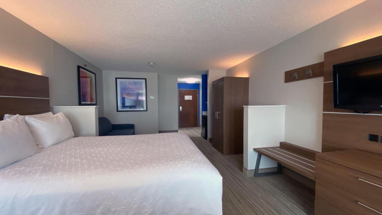 King Room at Holiday Inn Express & Suites Somerset Central by IHG
