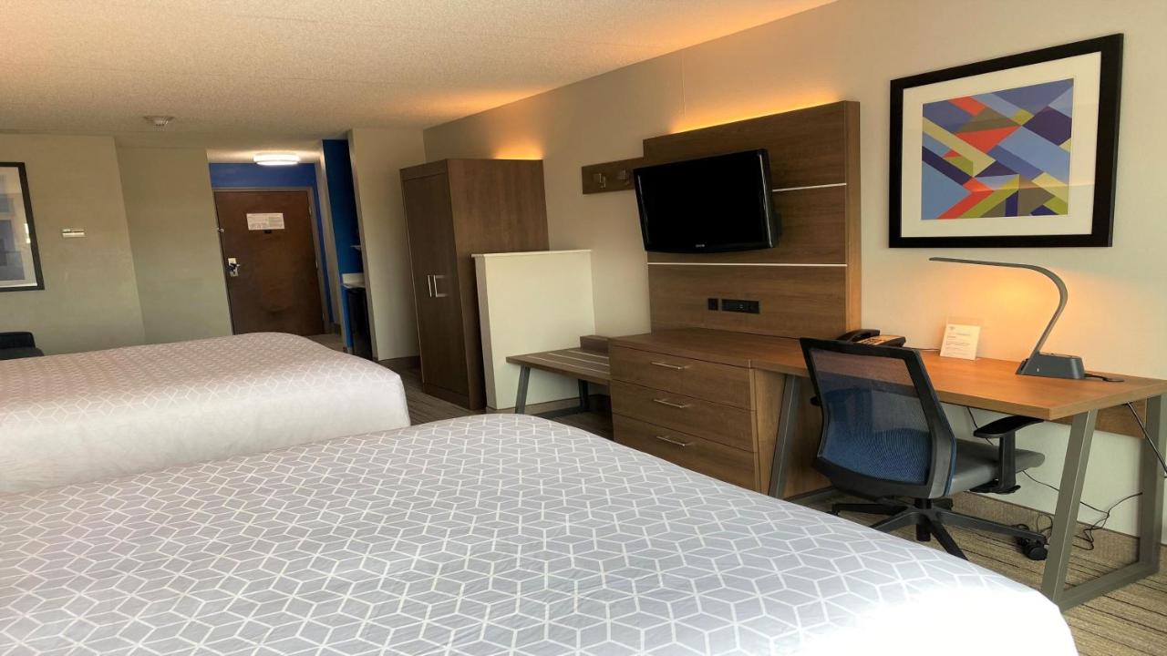 Queen Suite with Two Queen Beds at Holiday Inn Express & Suites Somerset Central by IHG