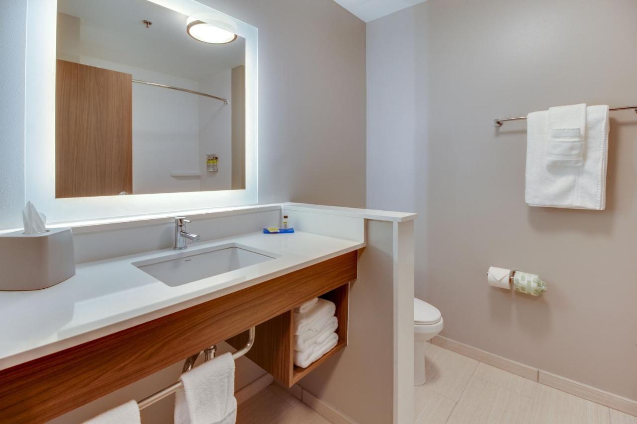 King Suite - Non-Smoking at Holiday Inn Express & Suites Union City by IHG