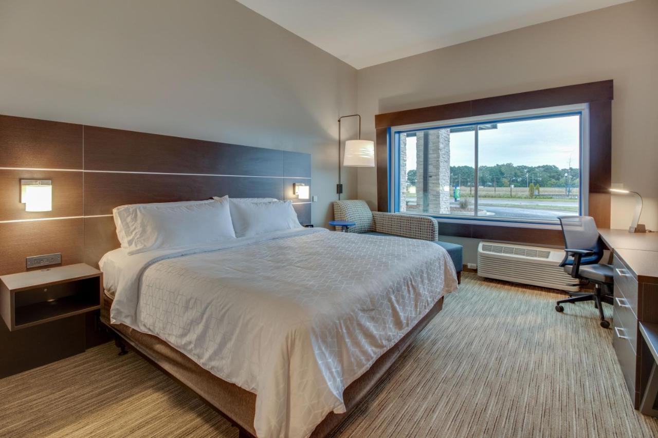 King Room - Mobility Access/Roll in Shower - Non-Smoking at Holiday Inn Express & Suites Union City by IHG