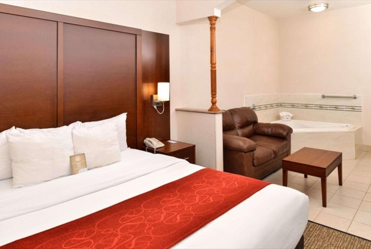 Suite, 1 King Bed with Hot Tub at Citrus Suites Redlands Loma Linda Hotel