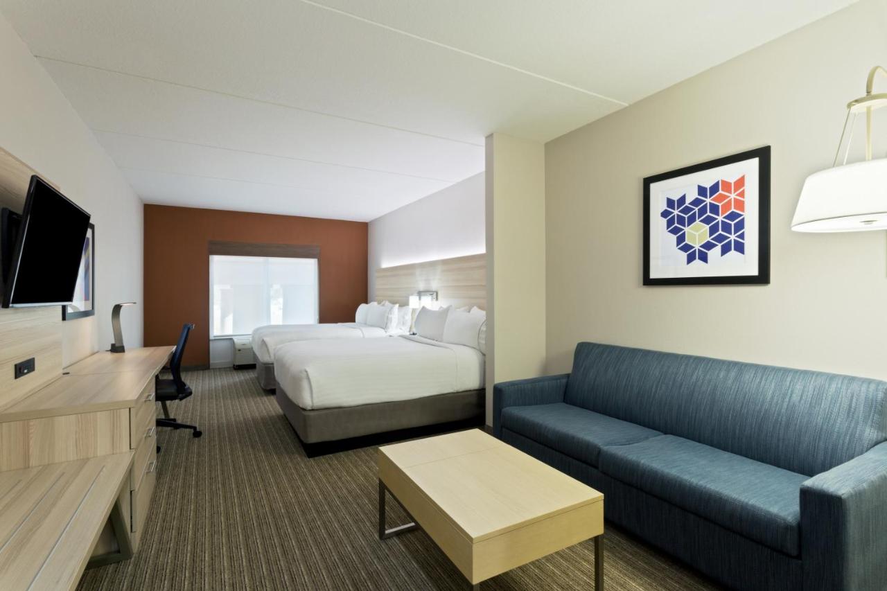 Queen Suite - Hearing/Mobility Accessible at Holiday Inn Express Hotel & Suites Tavares - Leesburg by IHG