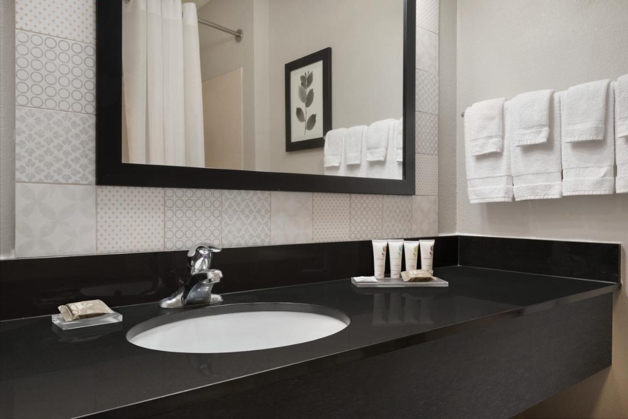 King Room at Country Inn & Suites by Radisson, Brookings, SD