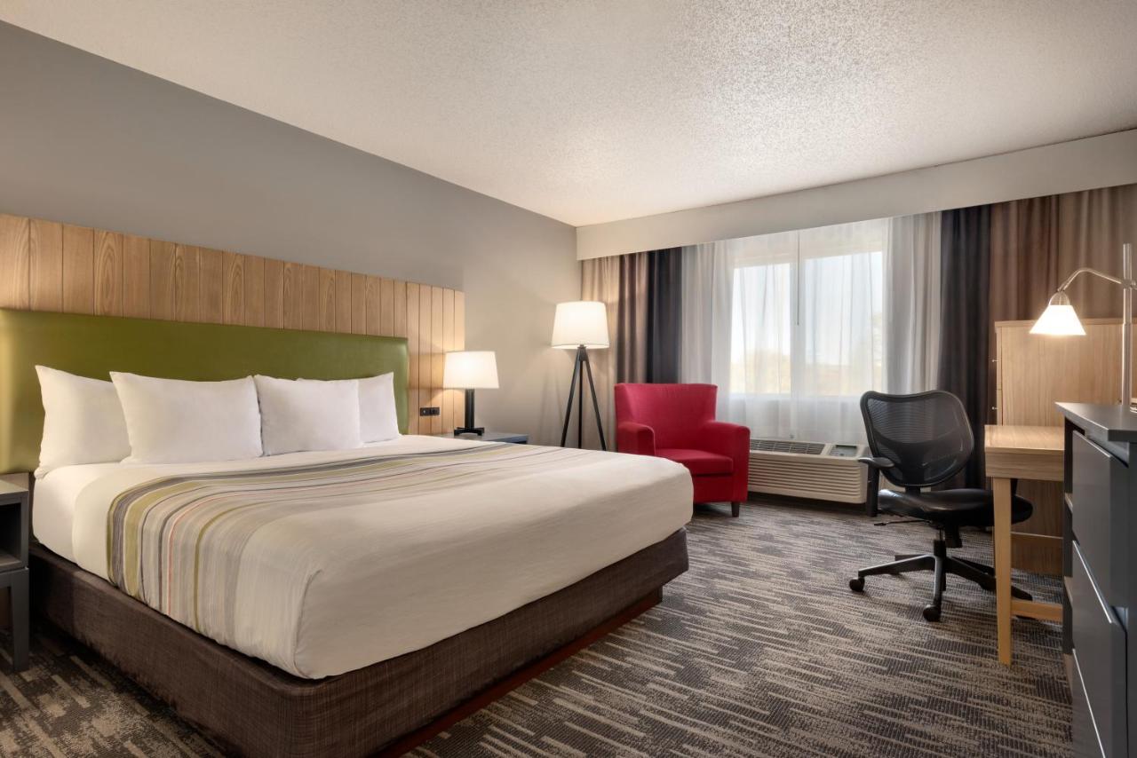 King Room at Country Inn & Suites by Radisson, Brookings, SD