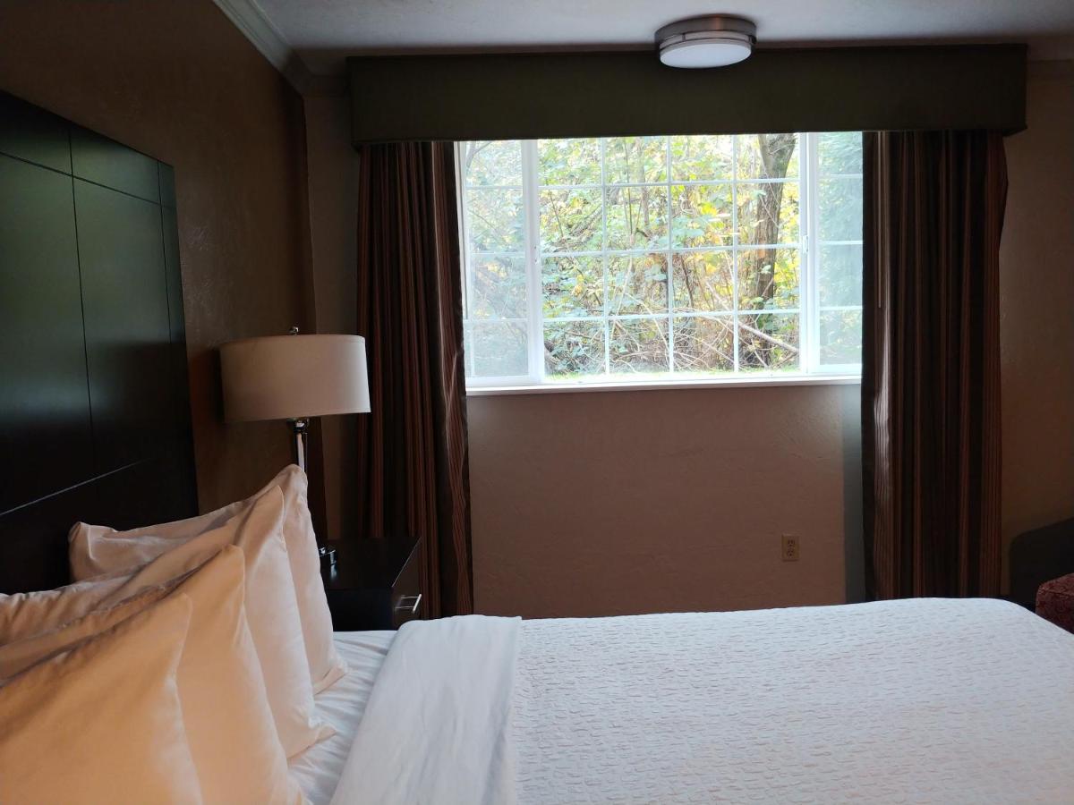 King Room at Best Western Plus Parkway Inn