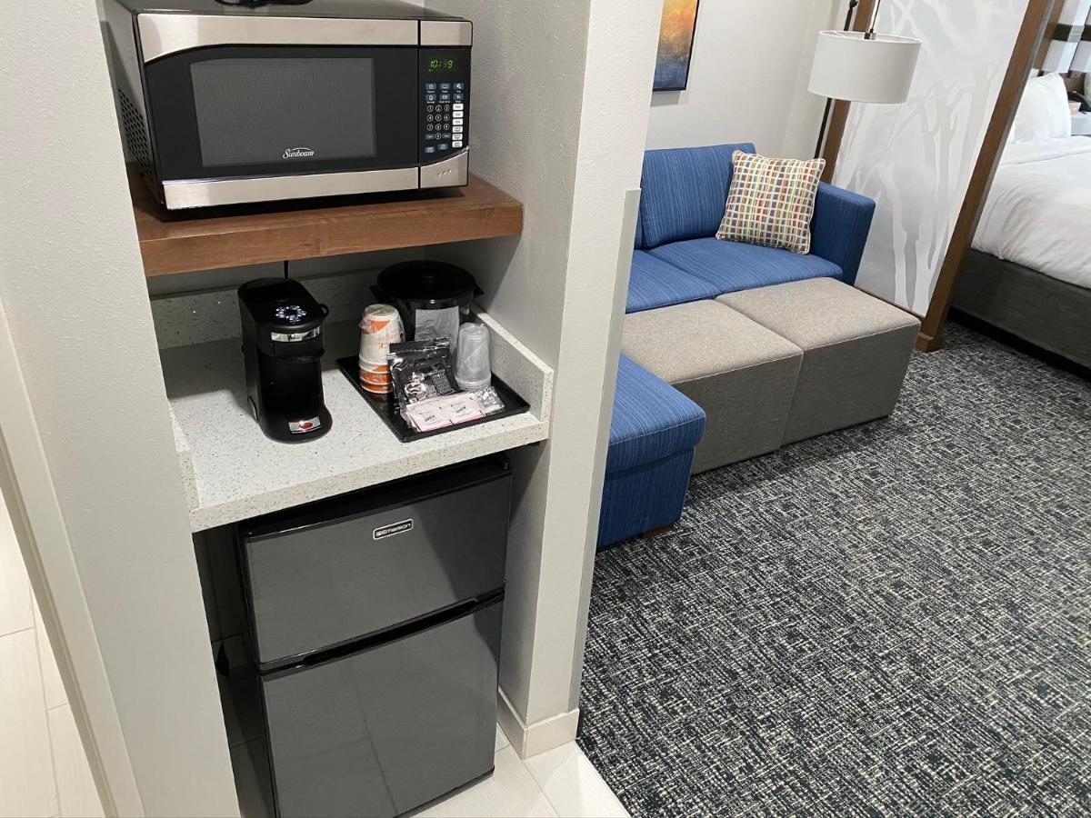 King Suite with Roll-In Shower - Accessible/Non-Smoking at Comfort Suites Greenville Airport