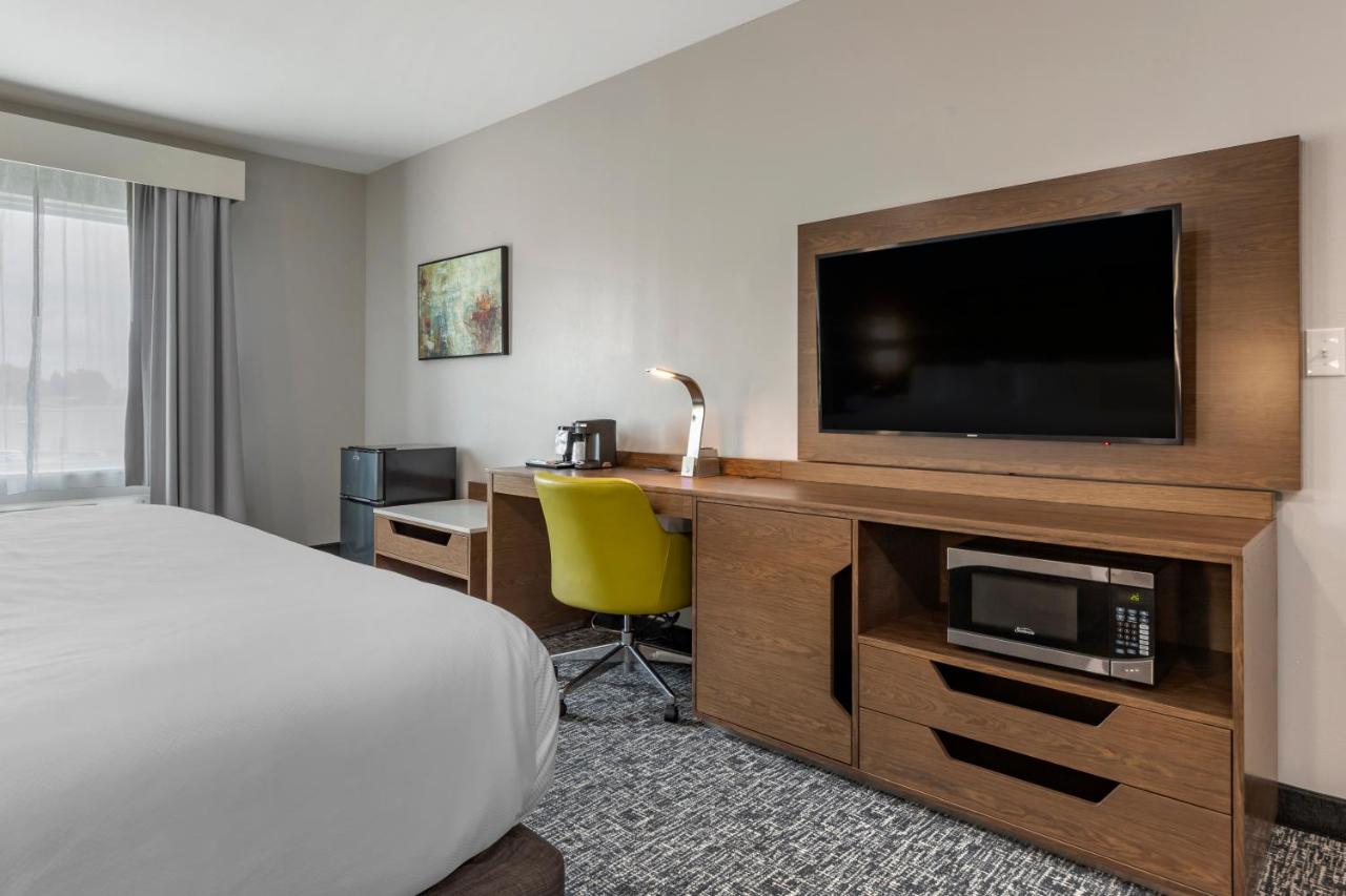 King Suite with Whirlpool - Non-Smoking at Comfort Suites Greenville Airport