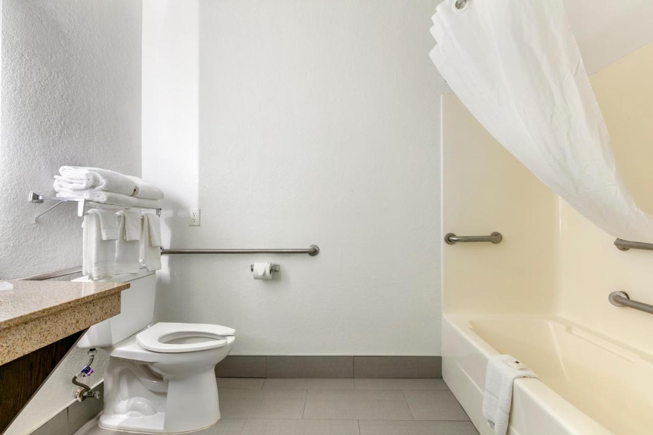 King Room with Accessible Tub - Accessible/Non-Smoking at Clarion Pointe Columbus-Bradley Park