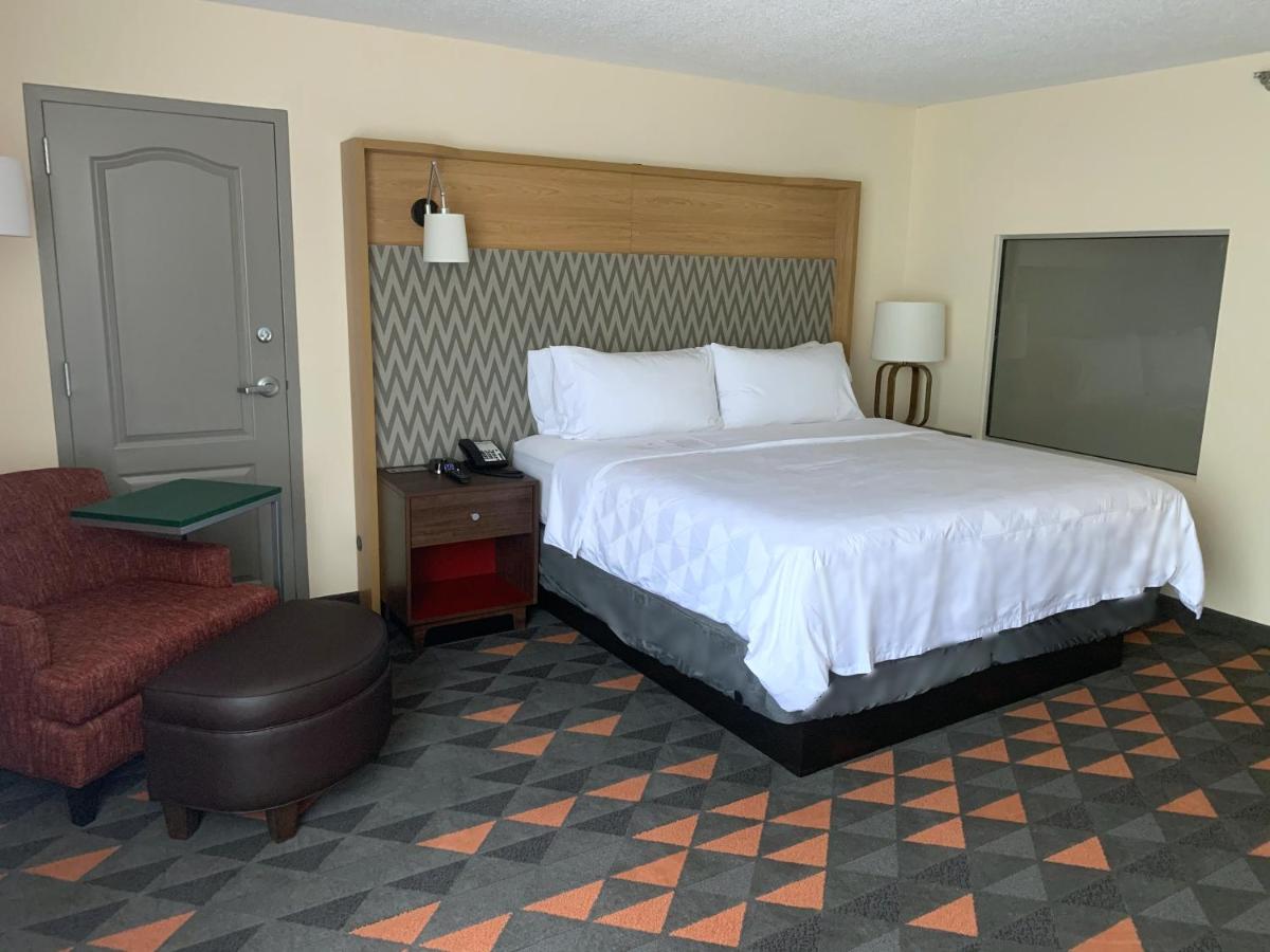 One-Bedroom King Suite with Spa Bath - Non Smoking at Holiday Inn Asheville Biltmore, an IHG Hotel