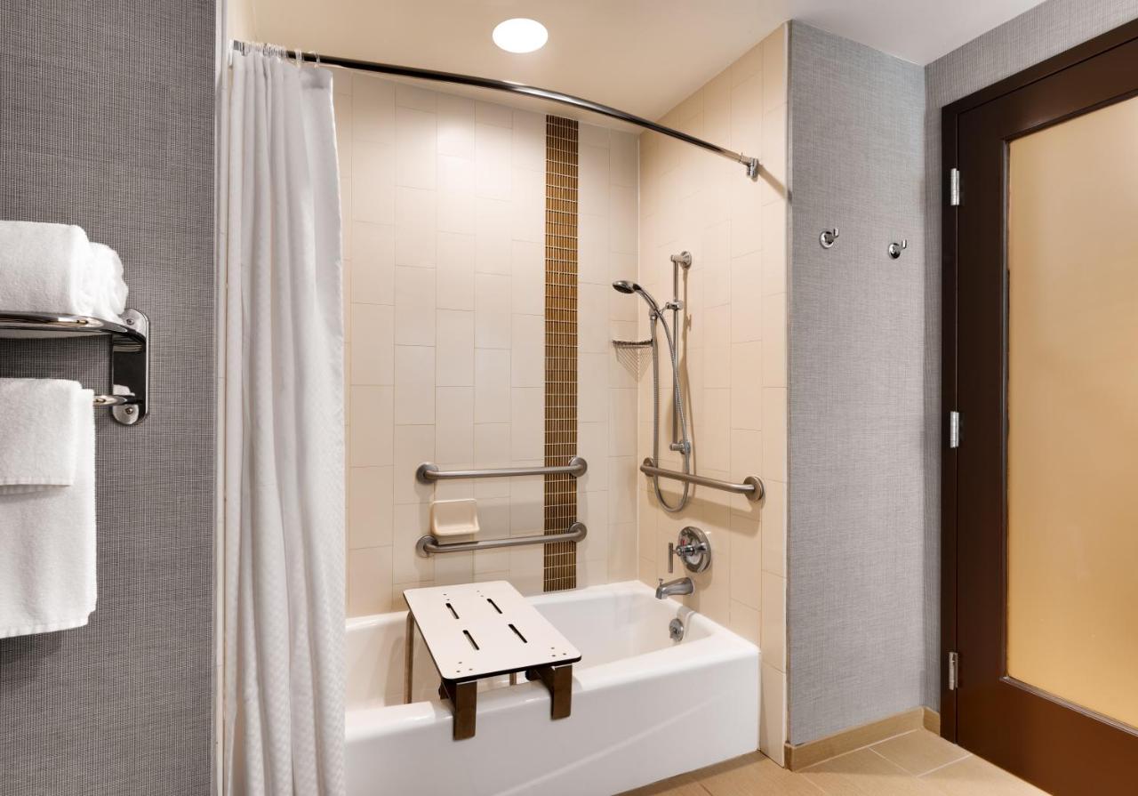 King Suite with Bay View - Dissability Access at Hyatt Place Emeryville/San Francisco Bay Area