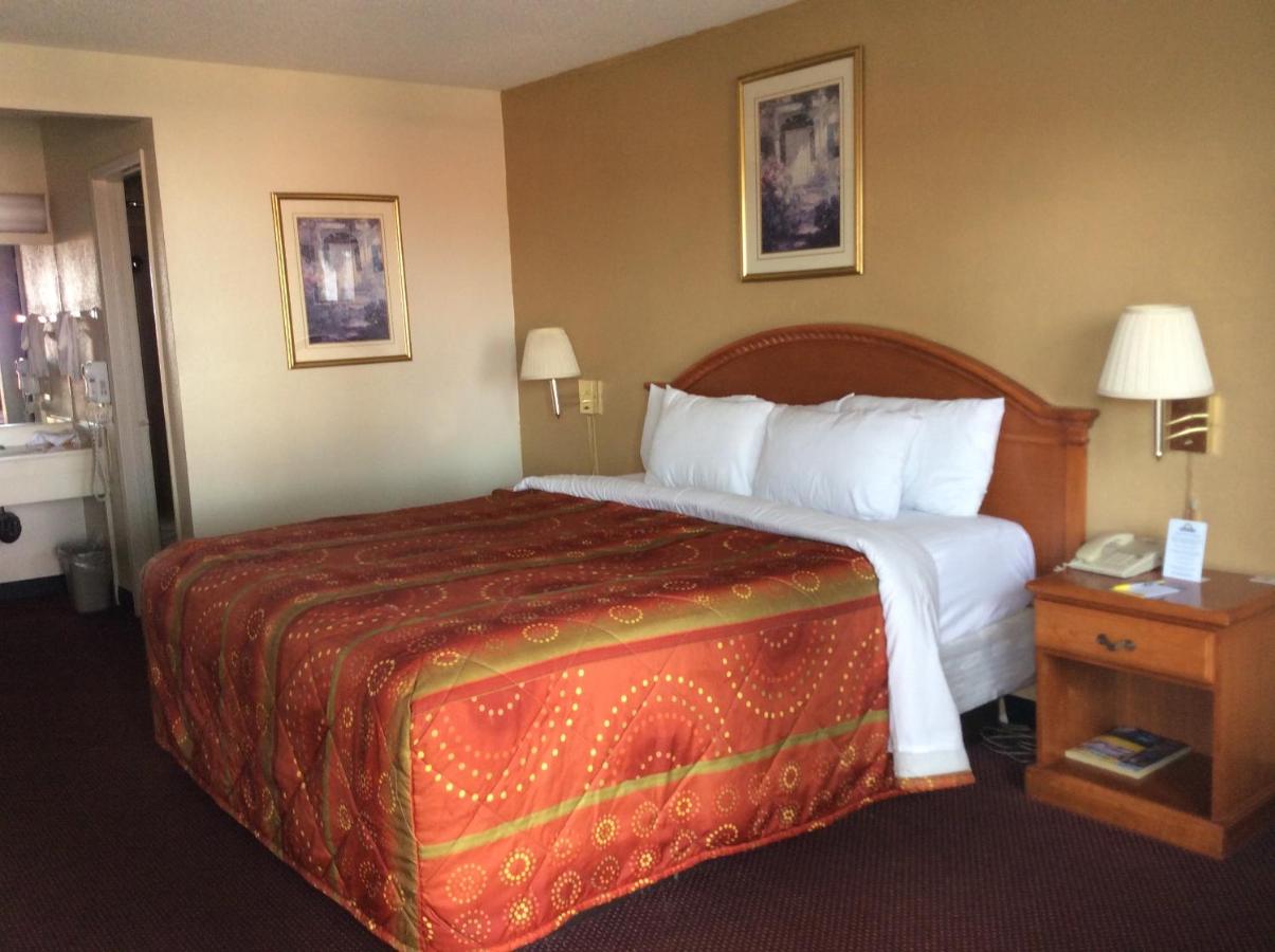 Queen Room - Smoking at Days Inn by Wyndham in San Bernardino