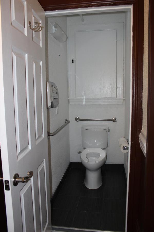 Deluxe Queen Room with Shared Bathroom at Inn on Folsom