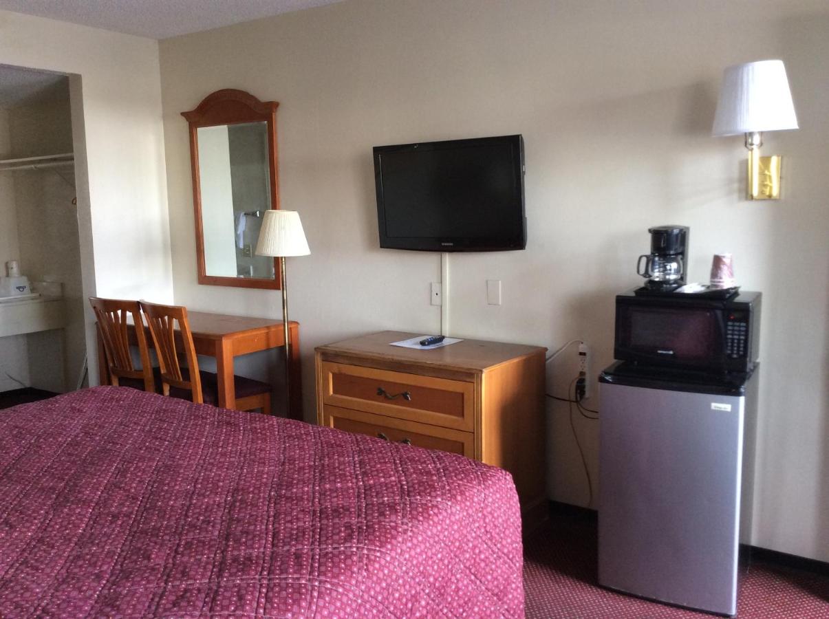 King Room - Non-Smoking at Days Inn by Wyndham in San Bernardino