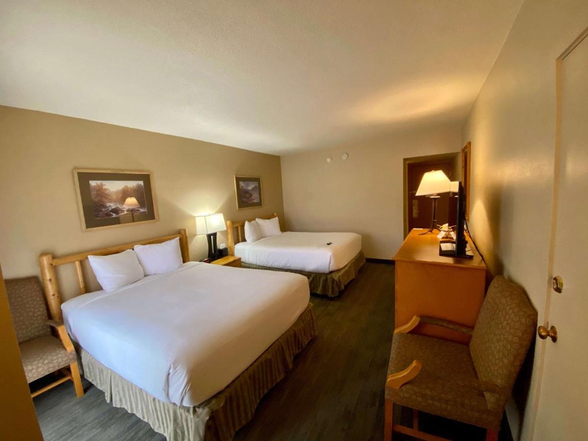 Queen Room with Two Queen Beds - Poolside at Best Western Sheridan Center