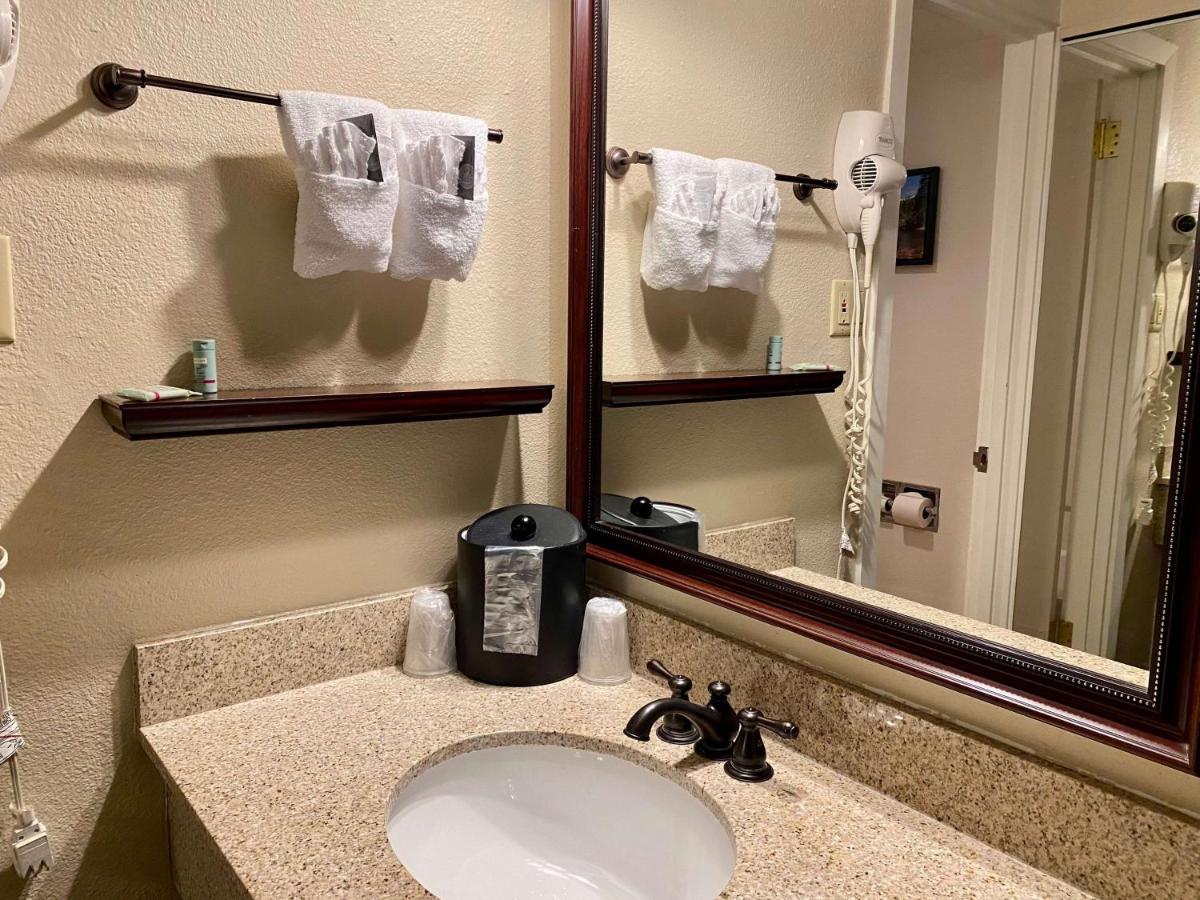 Queen Room with Two Queen Beds - Poolside at Best Western Sheridan Center