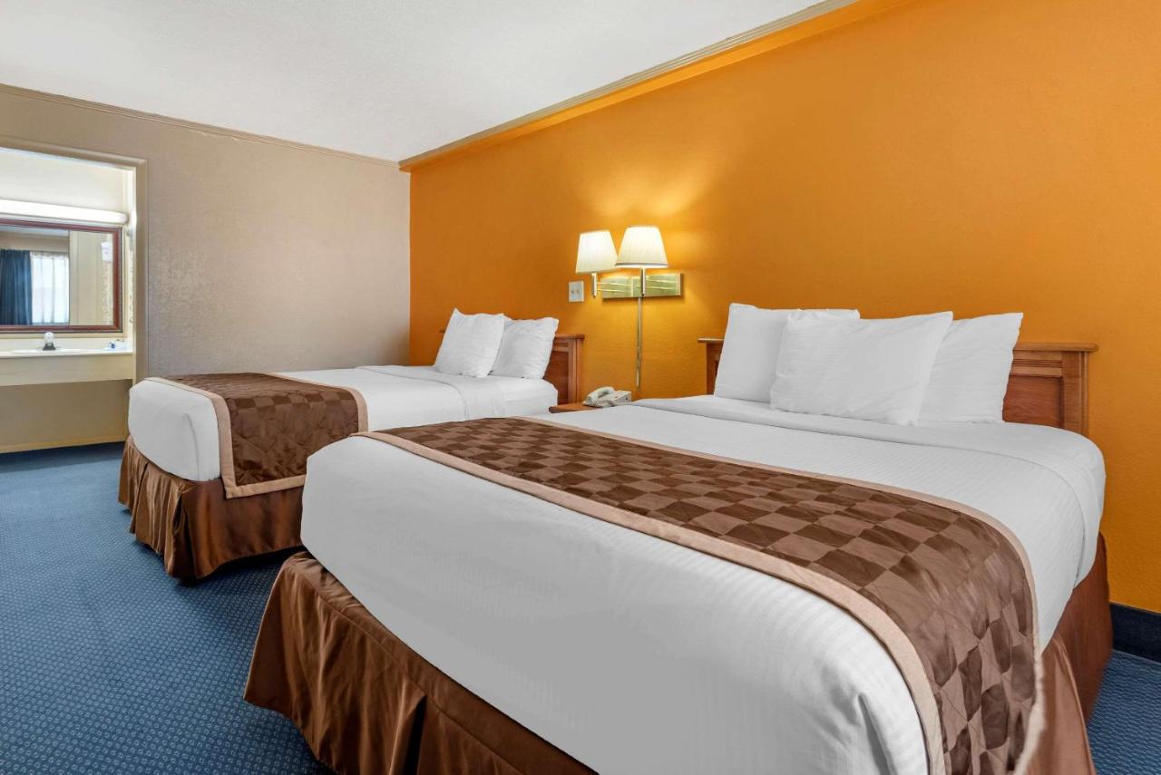 Queen Room with Two Queen Beds - Smoking at Asam Hotel