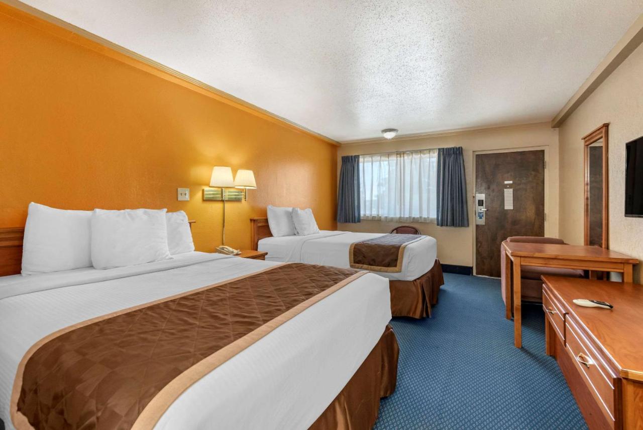 Queen Room with Two Queen Beds - Smoking at Asam Hotel
