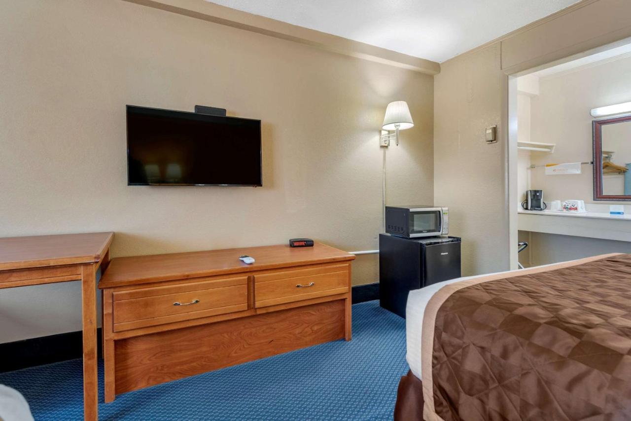 Queen Room with Two Queen Beds - Smoking at Asam Hotel