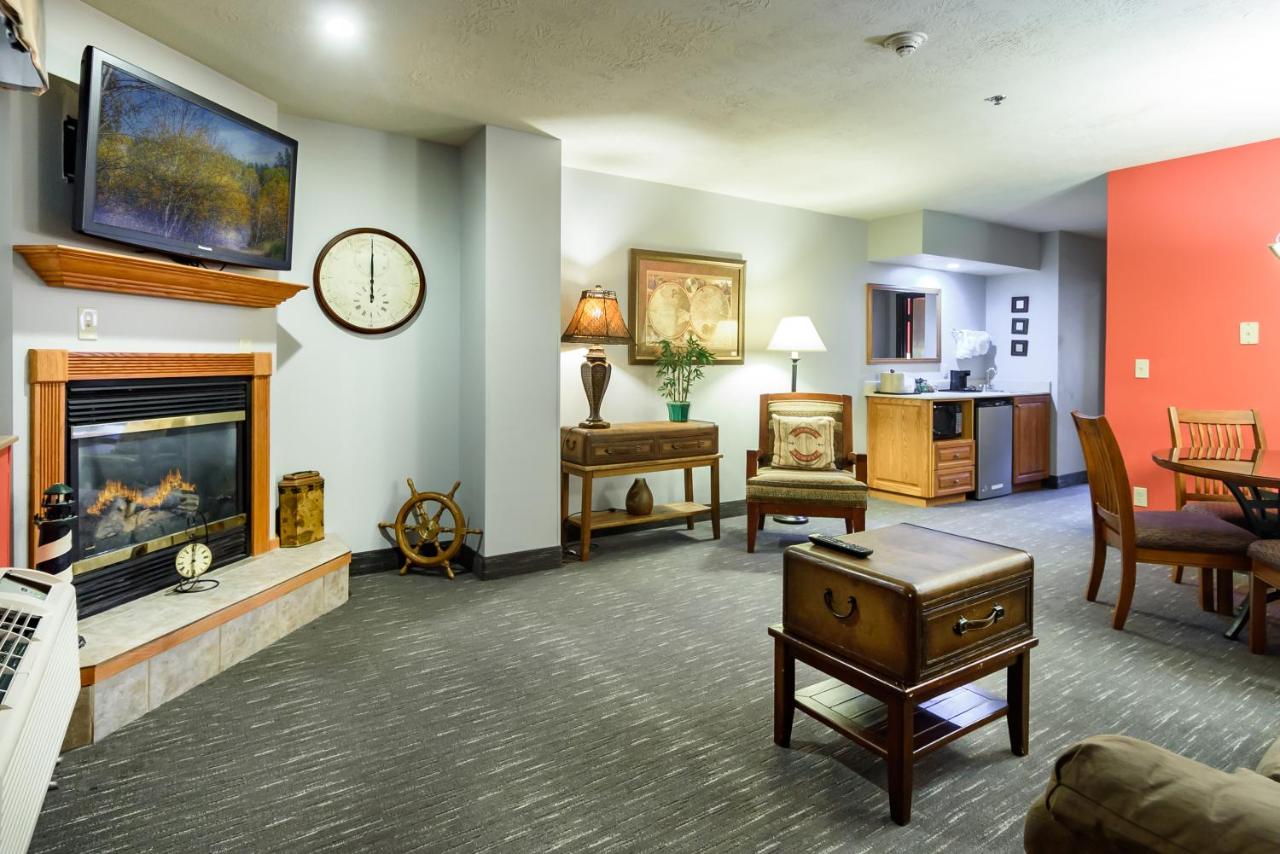 One-Bedroom King Suite with Jetted Tub - Non-Smoking at Ramada by Wyndham Sioux Falls Airport - Waterpark Resort & Event Center