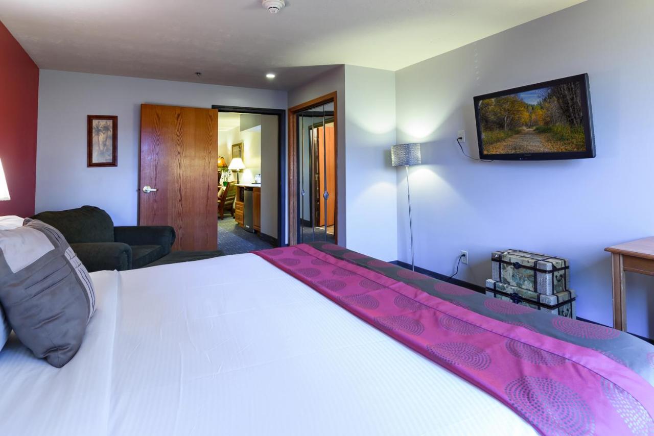 One-Bedroom King Suite with Jetted Tub - Non-Smoking at Ramada by Wyndham Sioux Falls Airport - Waterpark Resort & Event Center