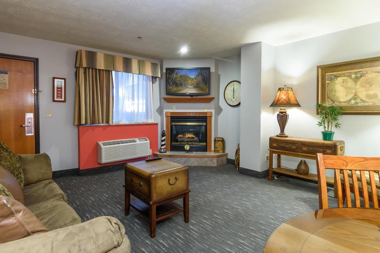 One-Bedroom King Suite with Jetted Tub - Non-Smoking at Ramada by Wyndham Sioux Falls Airport - Waterpark Resort & Event Center