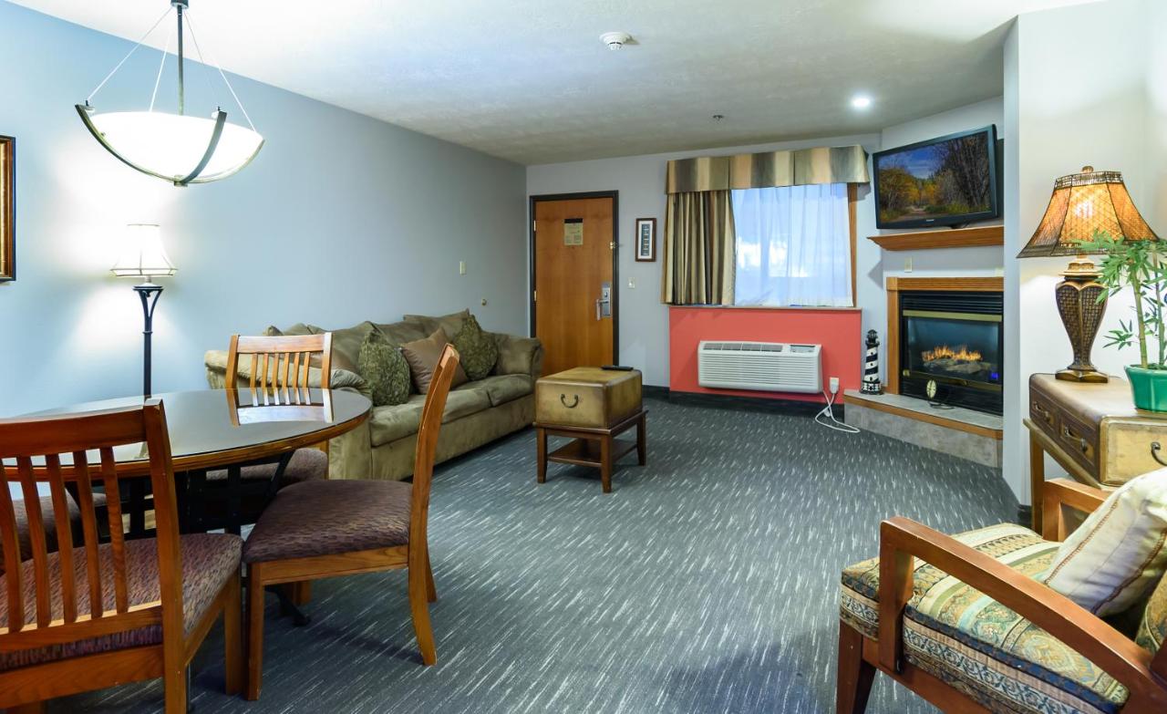 One-Bedroom King Suite with Jetted Tub - Non-Smoking at Ramada by Wyndham Sioux Falls Airport - Waterpark Resort & Event Center
