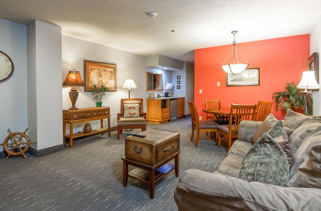 One-Bedroom King Suite with Jetted Tub - Non-Smoking at Ramada by Wyndham Sioux Falls Airport - Waterpark Resort & Event Center