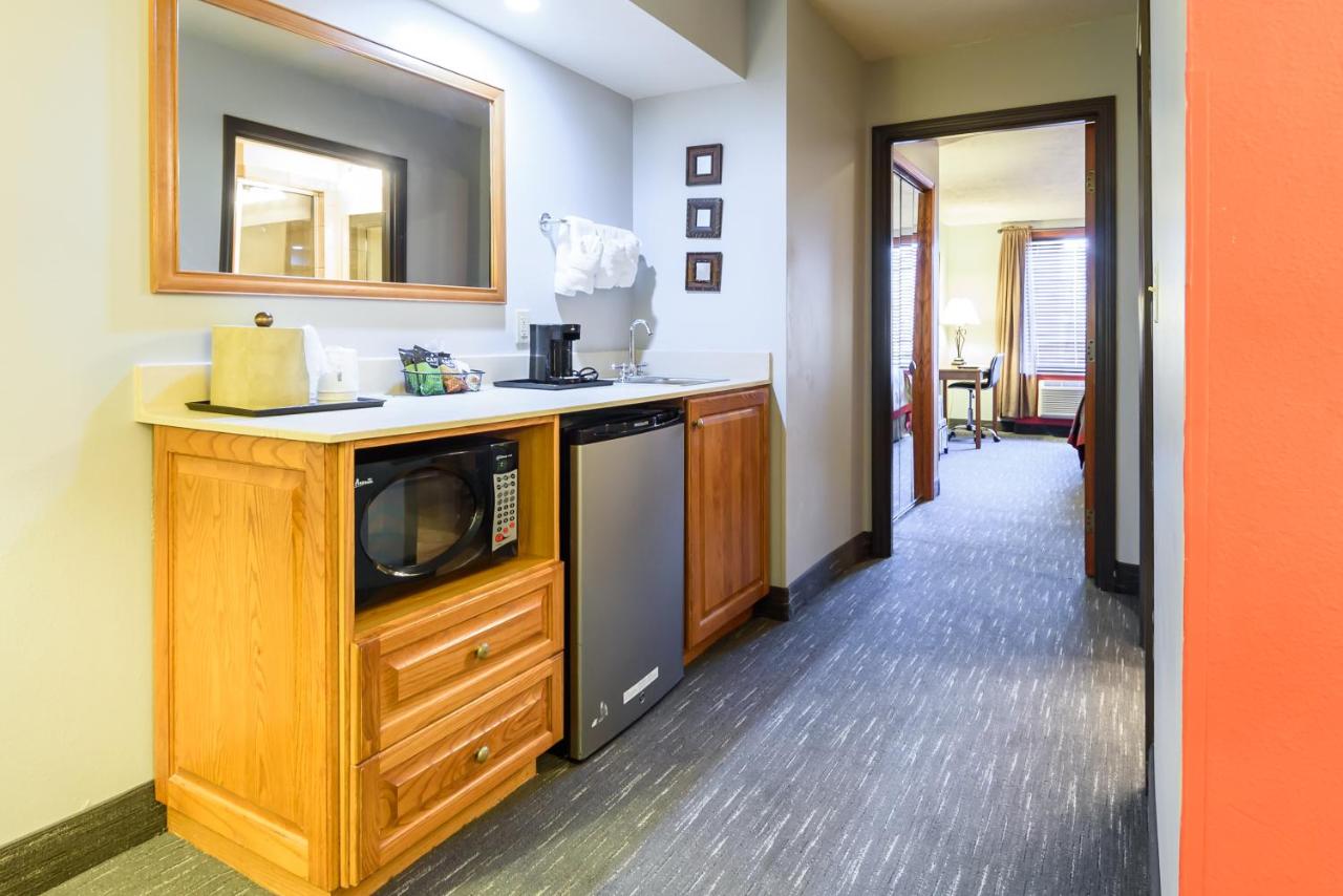 One-Bedroom King Suite with Jetted Tub - Non-Smoking at Ramada by Wyndham Sioux Falls Airport - Waterpark Resort & Event Center