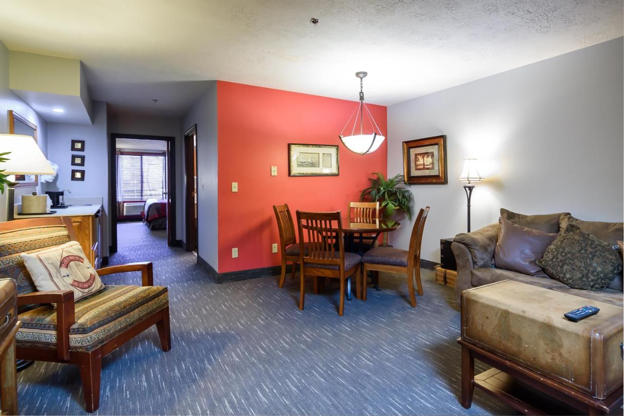 One-Bedroom King Suite with Jetted Tub - Non-Smoking at Ramada by Wyndham Sioux Falls Airport - Waterpark Resort & Event Center
