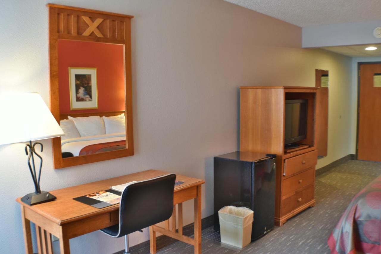 Ramada by Wyndham Sioux Falls Airport - Waterpark Resort & Event Center