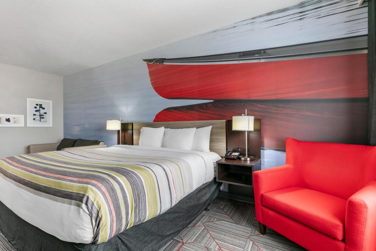King Room with Accessible Tub - Accessible/Non-Smoking at Clarion Pointe Columbus-Bradley Park