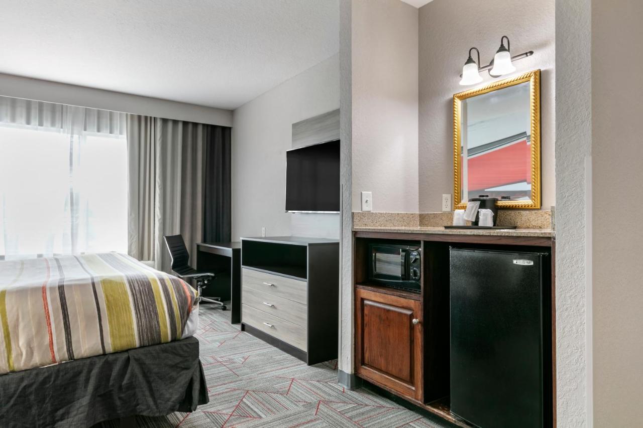 King Room with Accessible Tub - Accessible/Non-Smoking at Clarion Pointe Columbus-Bradley Park