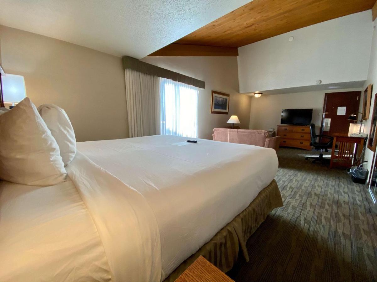 Oversized King Room with Jetted Tub at Best Western Sheridan Center