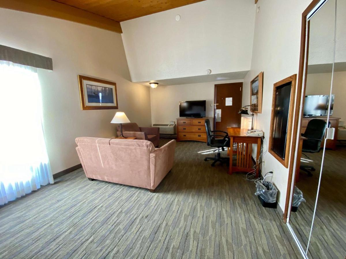 Oversized King Room with Jetted Tub at Best Western Sheridan Center