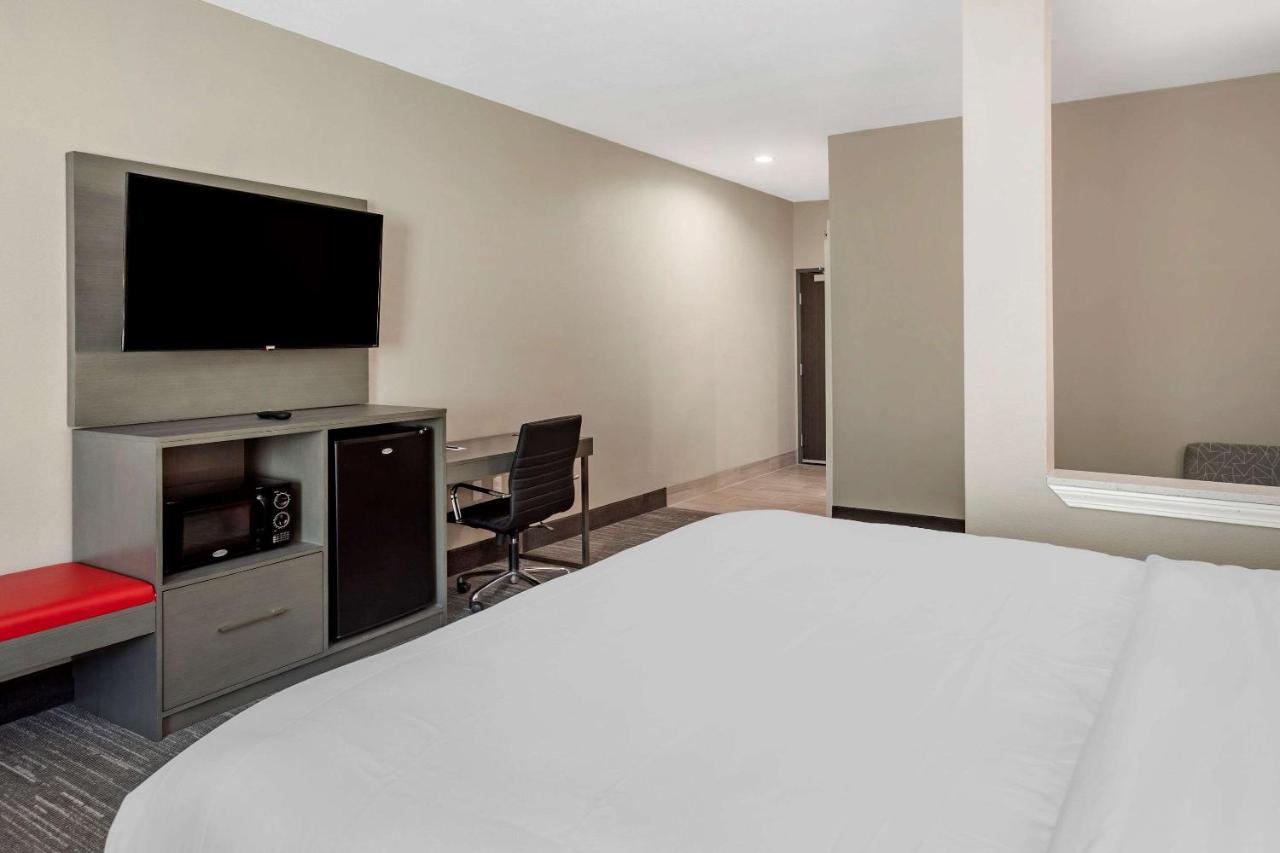 King Suite - Non-Smoking at Comfort Inn & Suites Olive Branch Old Towne