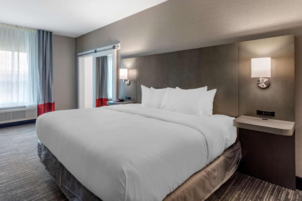 King Suite - Accessible/Non-Smoking at Comfort Inn & Suites Olive Branch Old Towne