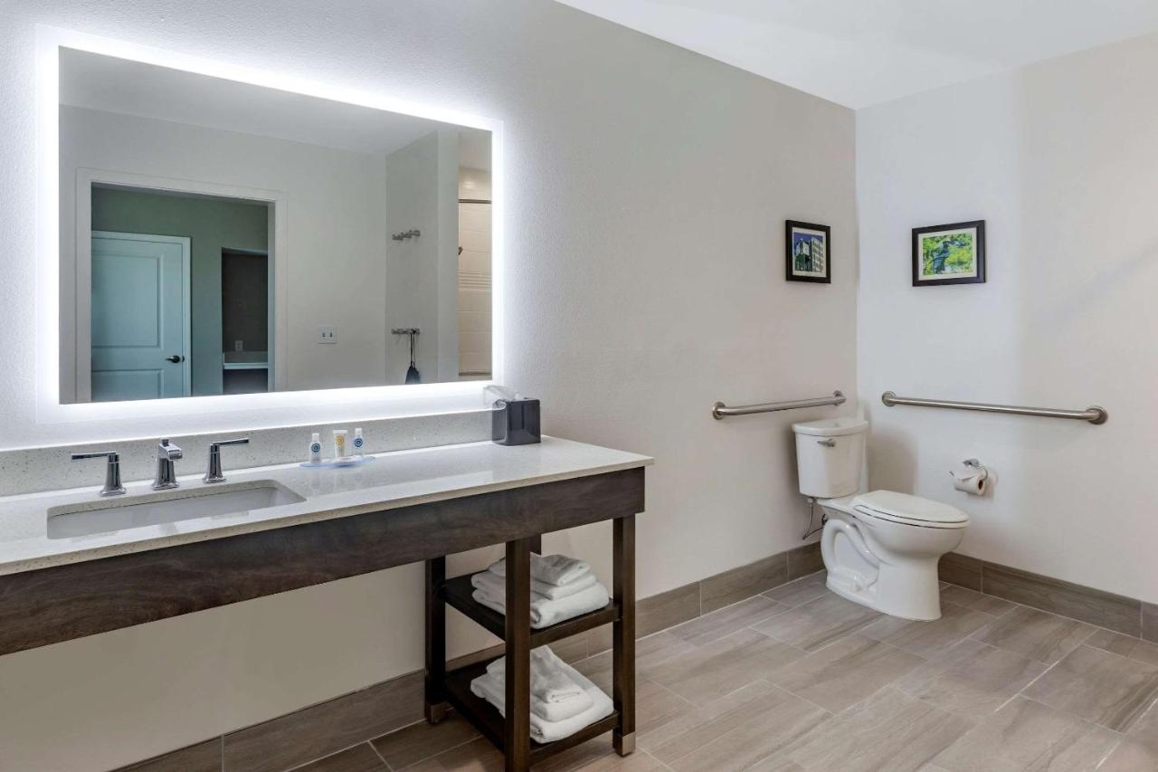 King Room - Accessible/Non-Smoking at Comfort Inn & Suites Olive Branch Old Towne