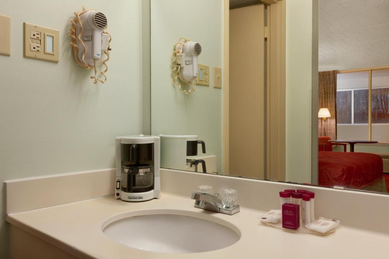 | Red Carpet Inn & Suites